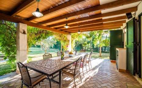 La cocina tiene puertas correderas a un porche amueblado